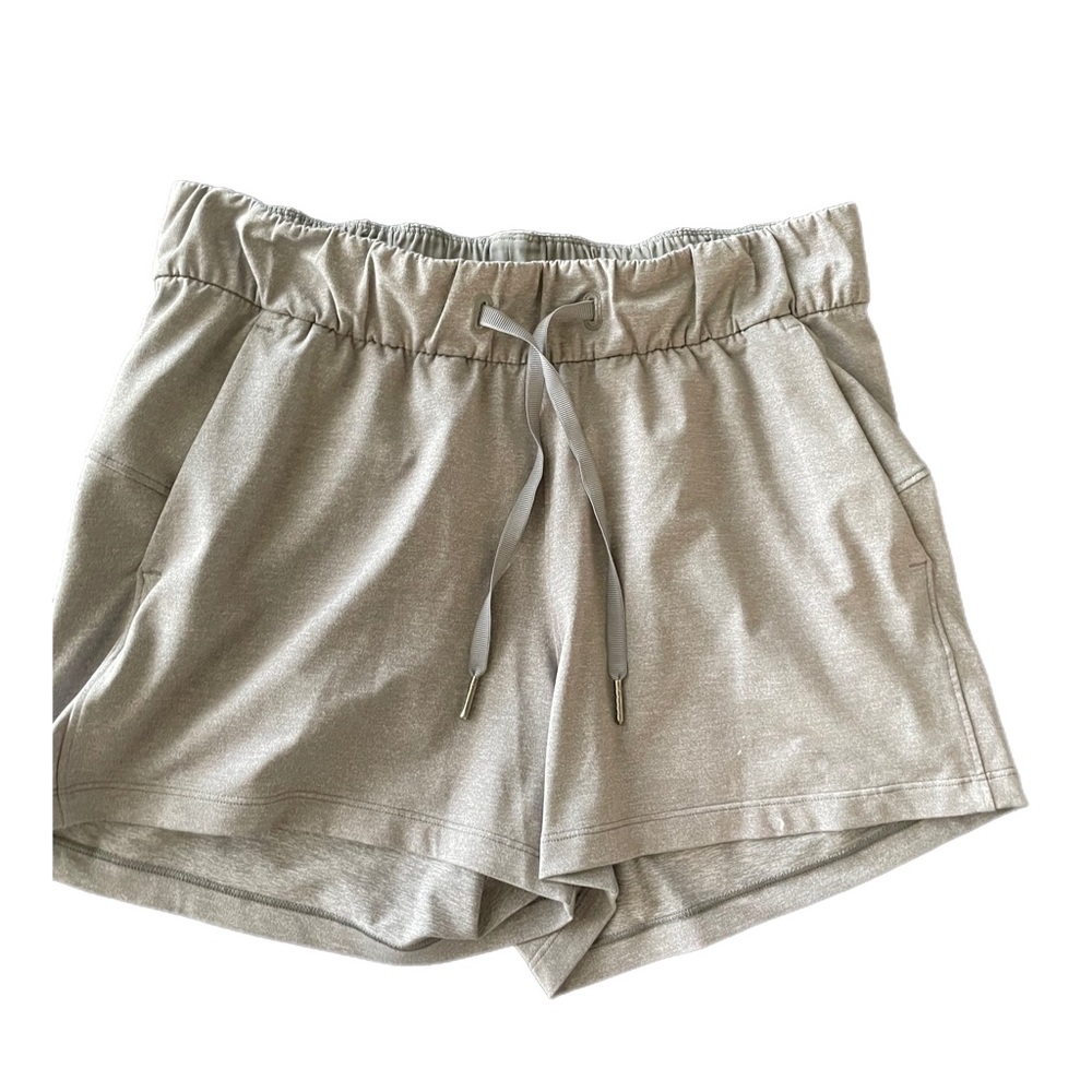 Lululemon short size 6 (M)